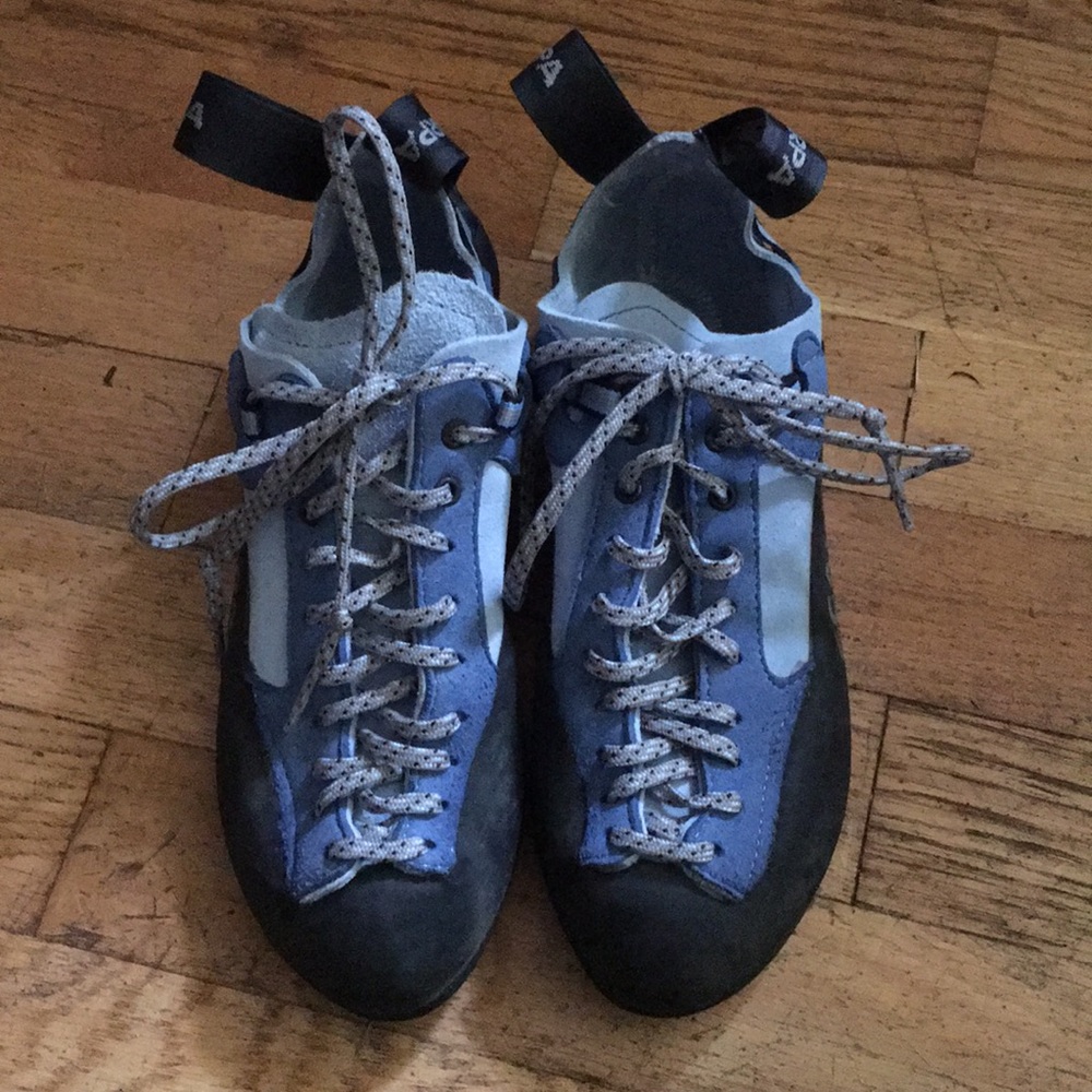 Scarpa climbing shoes 37.5